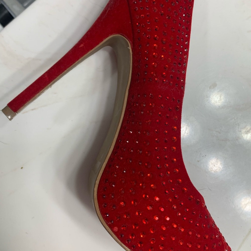Red high heels - Picture 3 of 4
